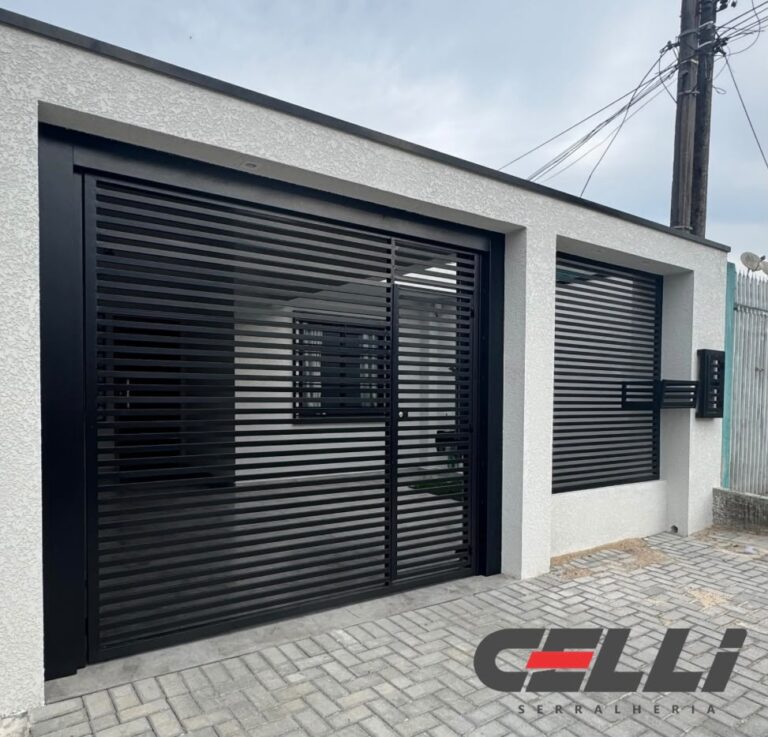 Fachada residencial com portão basculante e grade fixa modelo brise em metalon 20x30
