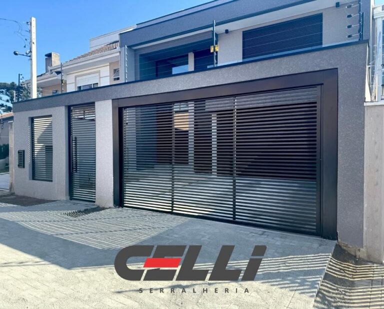 Fachada residencial com portão basculante, portão social e grade fixa modelo brise em metalon 20x30