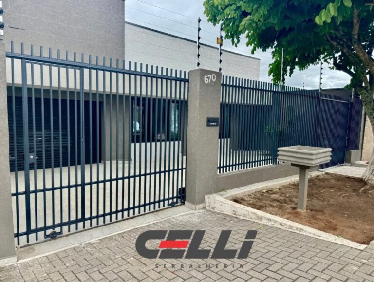 Fachada residencial com portão deslizante e grade fixa modelo tradicional em metalon 20x30