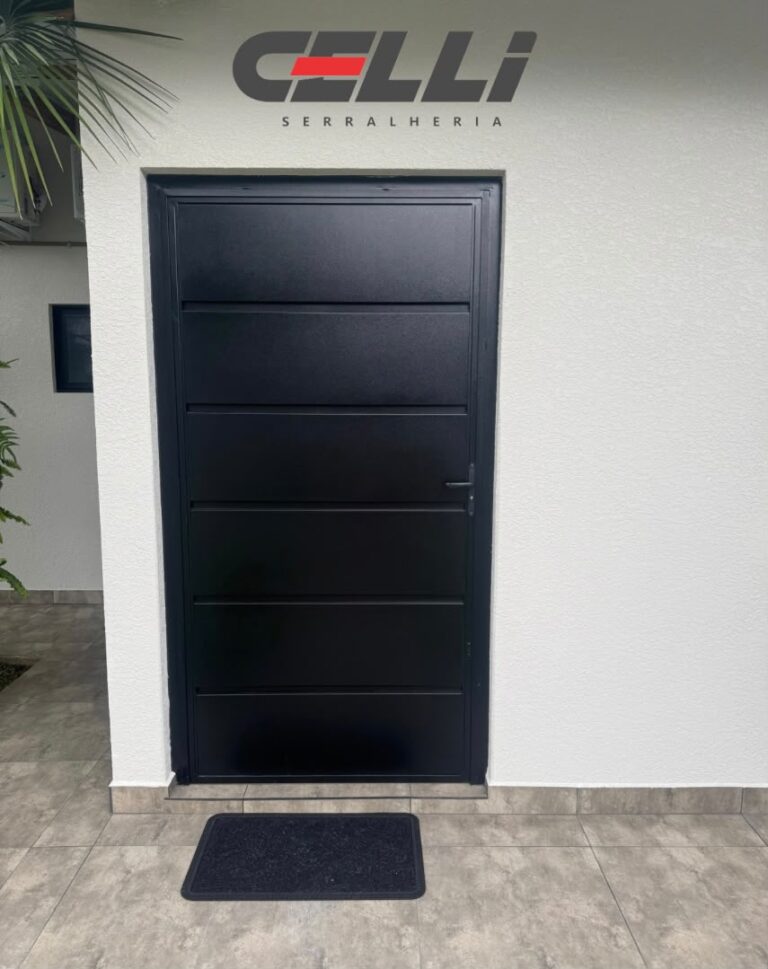 Porta de giro em chapa almofadada com pintura eletrostática