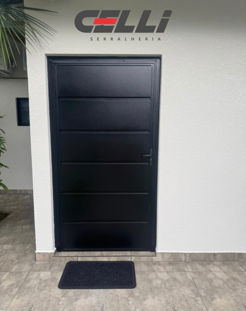 Porta de giro em chapa almofadada com pintura eletrostática