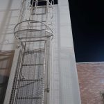 escada marinheiro com guarda corpo em ferro com pintura epoxi